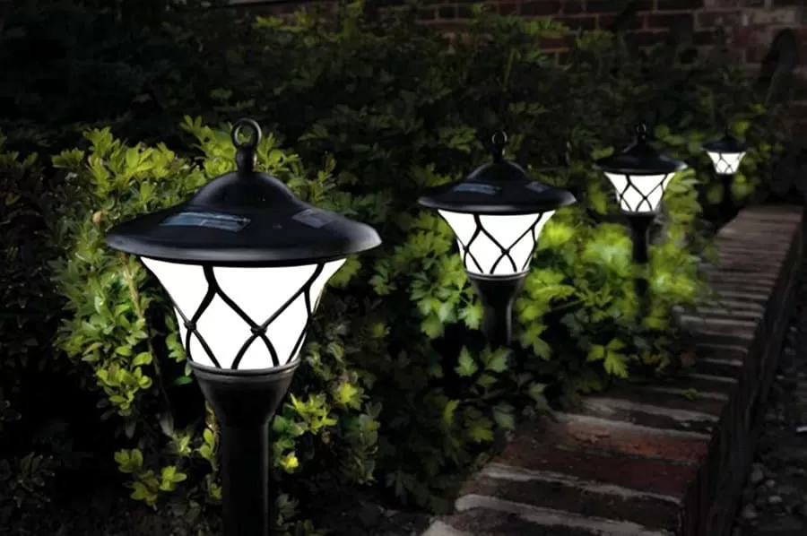 Как выбрать и установить садовые фонари, чтобы создать настроение и безопасность
